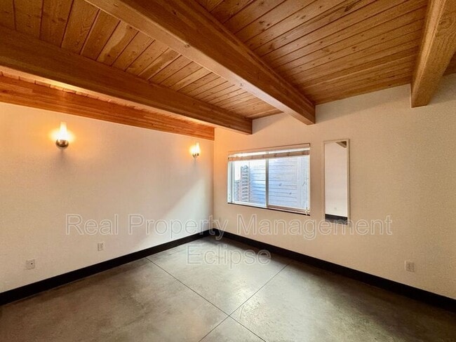 Building Photo - 3819 Interlake Ave N