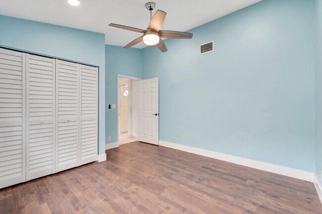 Building Photo - 7810 Villa Nova Dr