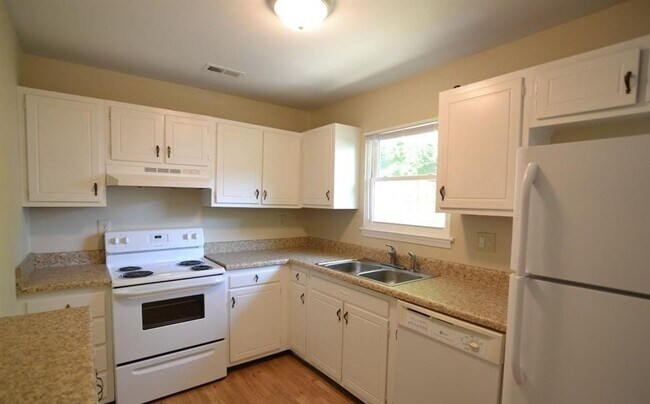 Building Photo - 3 Bedroom Home in Raleigh