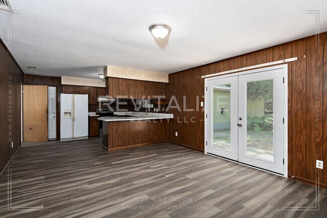 Building Photo - Brick 3BD 2BA with Large Private Yard!