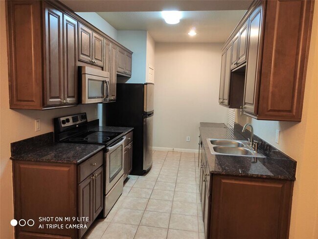 Building Photo - 2255 Braeswood Park Dr
