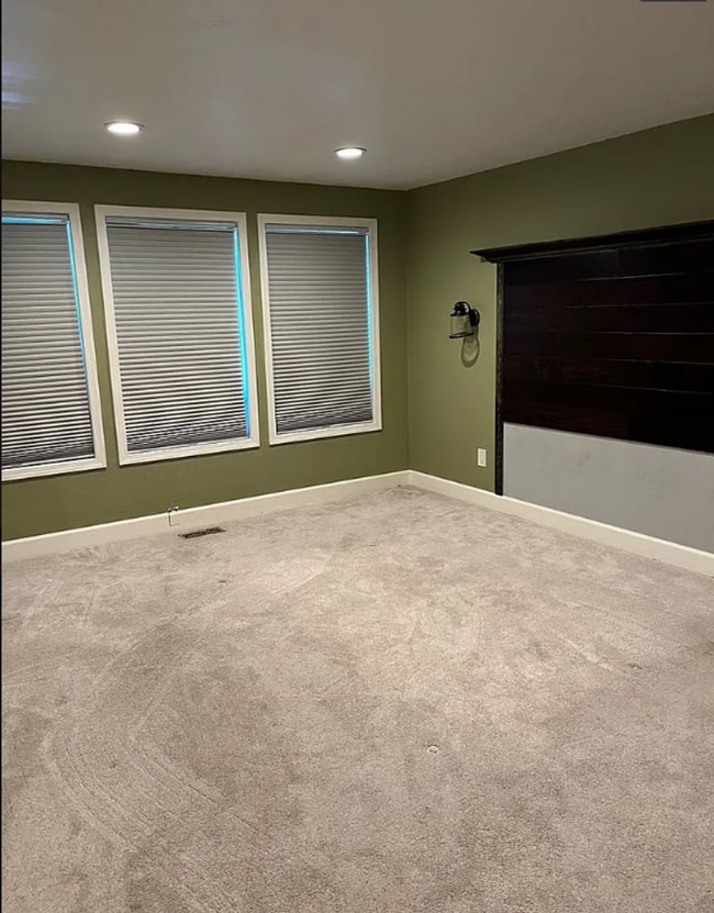 Building Photo - 4 Bedroom, 3 Bathroom Home - Located in Mo...