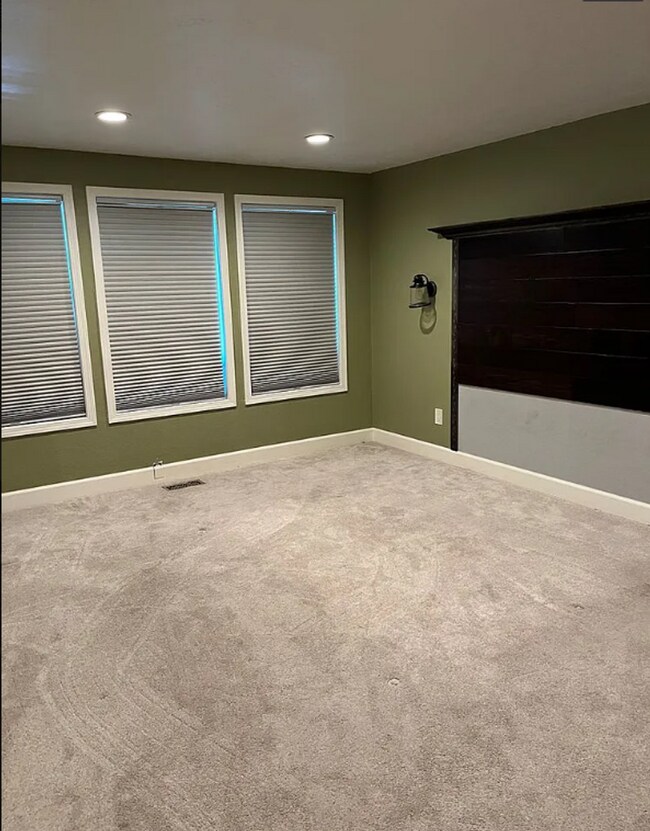 Building Photo - 4 Bedroom, 3 Bathroom Home - Located in Moyina Heights!