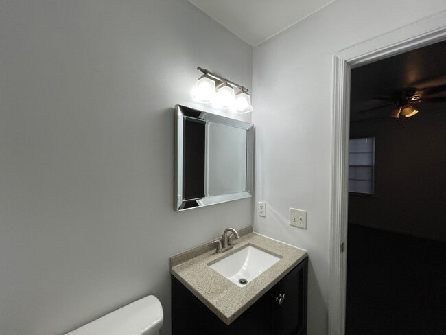 Building Photo - 3 bedroom townhome! Fenced backyard.