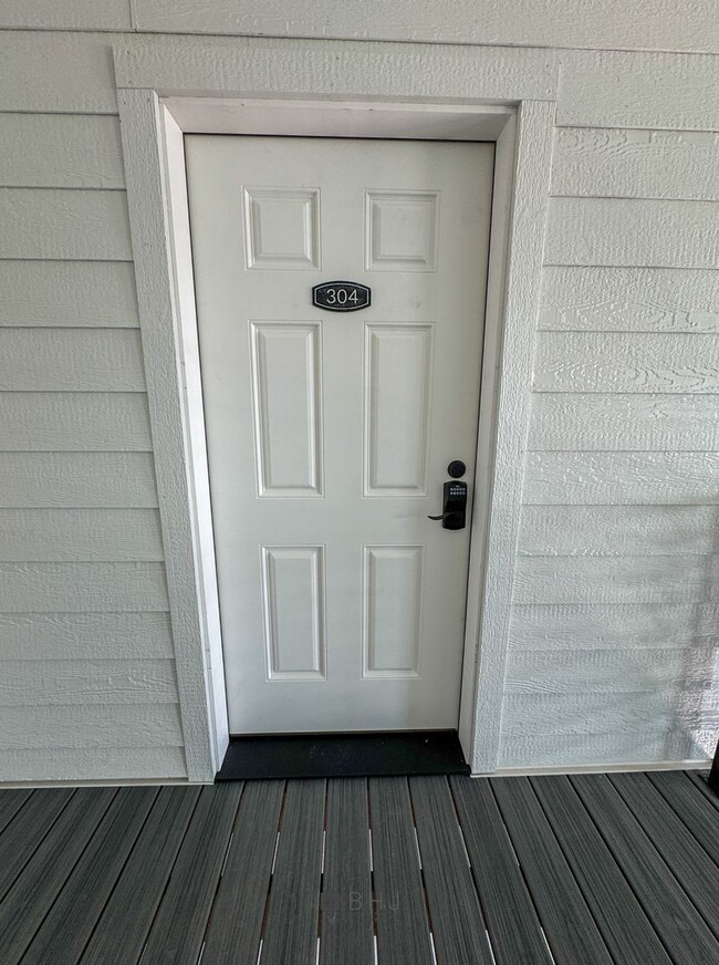 Building Photo - BRAND NEW Pet Friendly 1 bed/ 1 bath apart...
