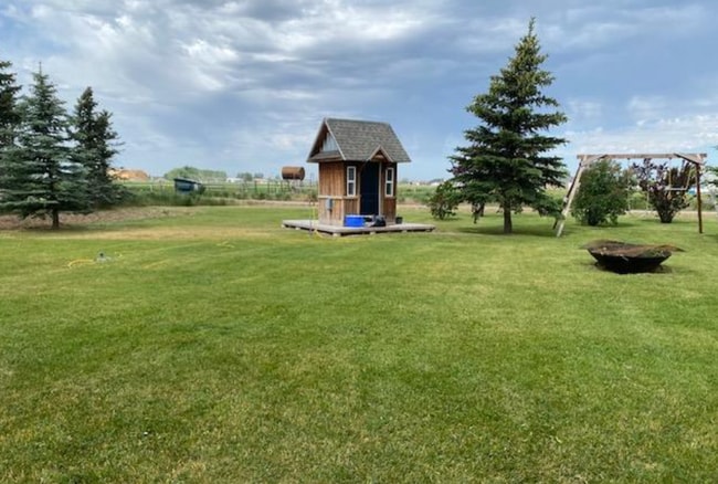 Building Photo - 4 Bed 2.5 Bath Plus Shop