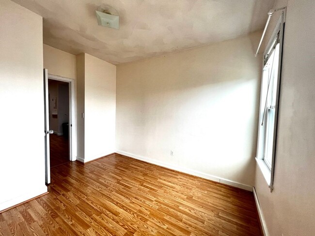 Building Photo - Great 2 bed, 2 bath near Lechmere