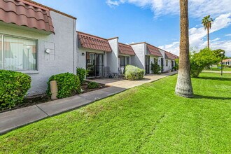 Building Photo - "Charming 1-Bedroom Townhouse in Phoenix –...