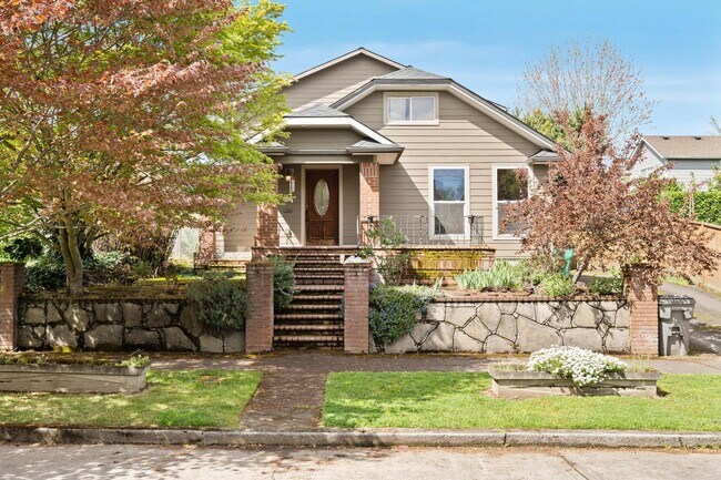 Building Photo - Unique, spacious 4-bdrm/3-bath Craftsman w/ lots of character. Bonus room, near Alberta District!