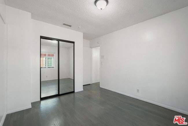 Building Photo - 11004 Mansel Ave