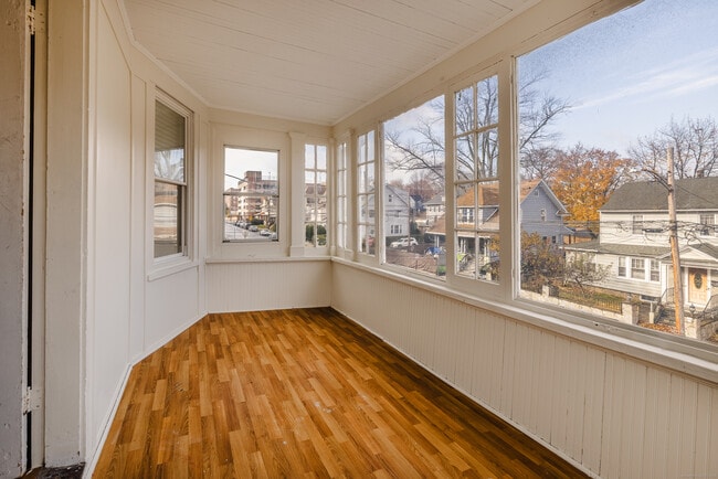 Building Photo - 25 Hunting St