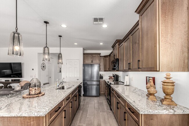 Building Photo - Luxury 2BR + Den Townhome in Amenity-Packed Community - Encanterra