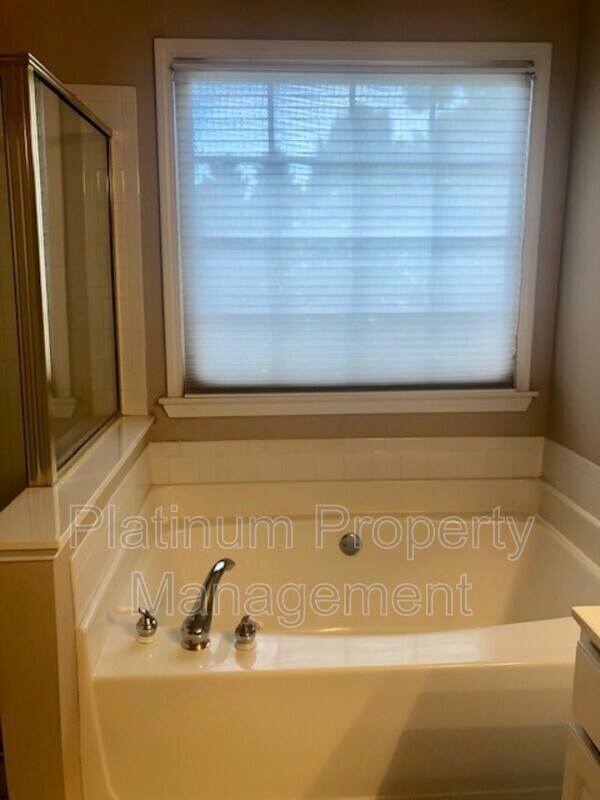 Building Photo - 3335 Woodside Ct