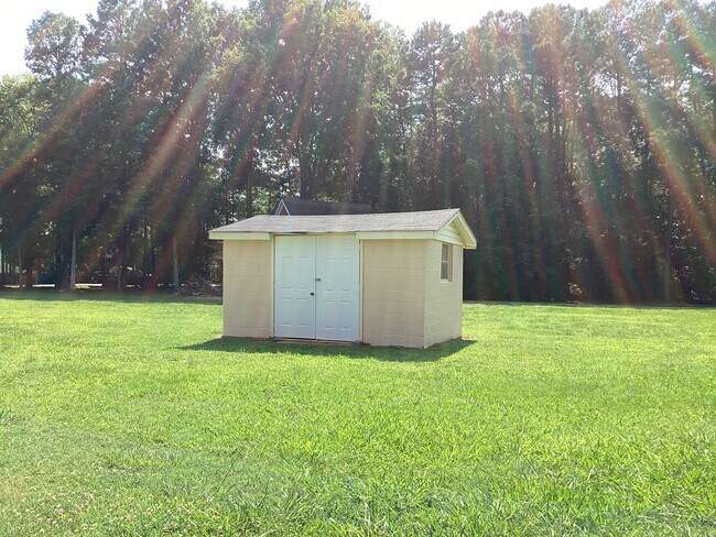 Building Photo - Lovely 3-Bedroom, 2-Bathroom Ranch