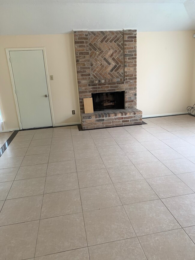 Building Photo - 16738 Quail Briar Dr