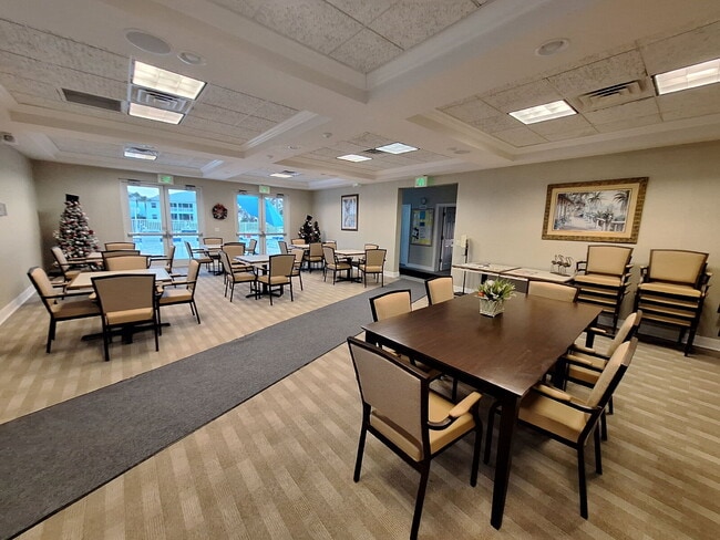 Building Photo - Beautifully upgraded Ground Floor condo with lake view