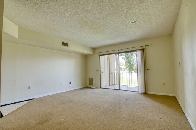 Building Photo - 4657 Fountains Dr S