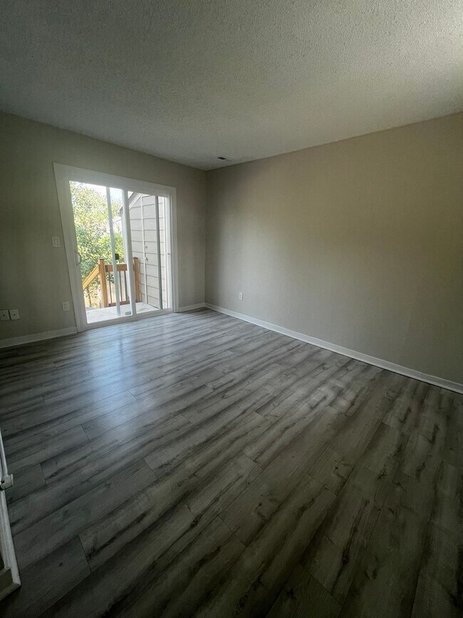 Building Photo - HALF OFF A MONTH'S RENT** -- Bright, Remod...