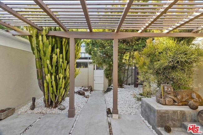 Building Photo - 920 Carrillo Dr