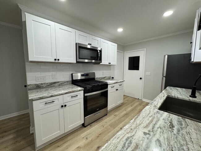 Building Photo - 2205 Hathaway Dr