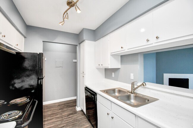 Building Photo - 5959 Bonhomme Rd