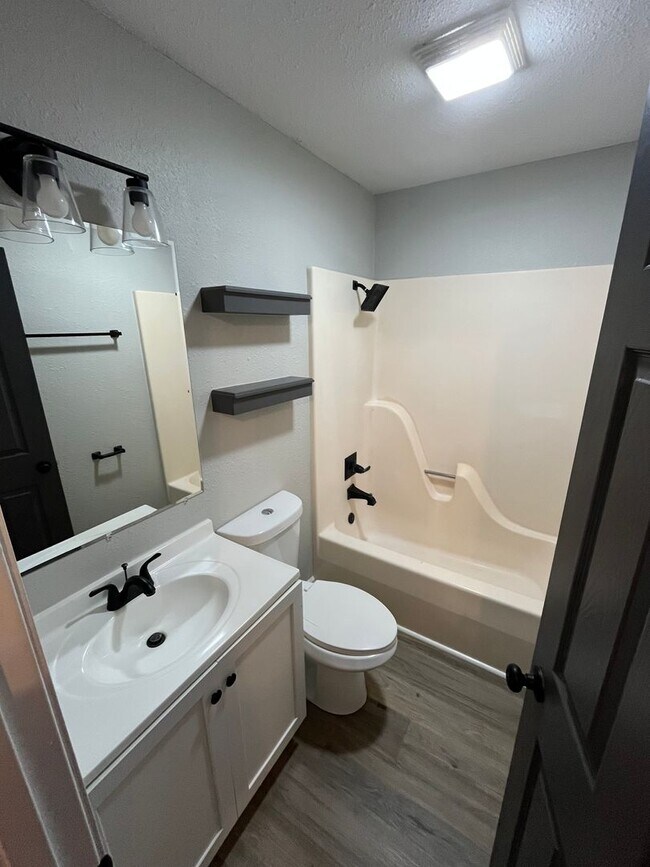 Building Photo - Nice 2 Bedroom Apartment overlooking Treeline lake