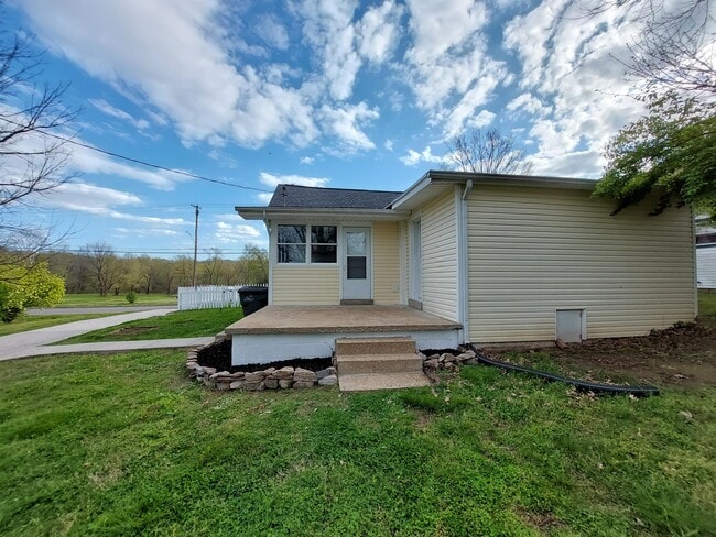 Building Photo - 203 Riverside Dr