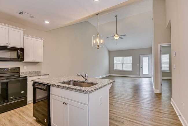 Building Photo - 2 Bed/ 2 Bath Townhome - 7 Minutes from Fort Gordon!