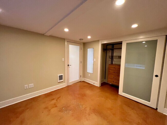 Building Photo - R0473