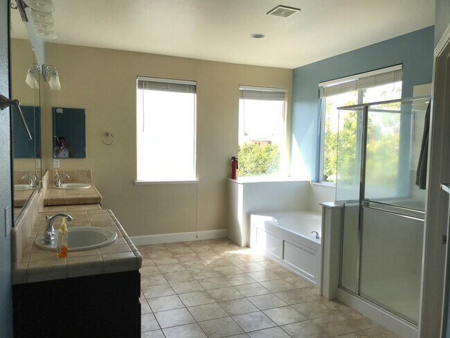 Building Photo - Beautiful Plumas Lake Home
