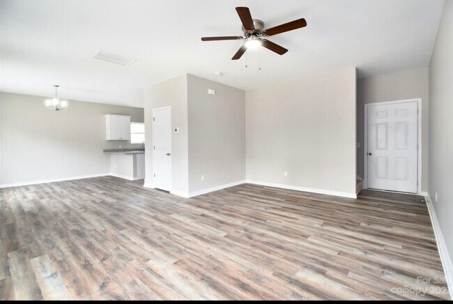 Building Photo - 905 Klondale Ave