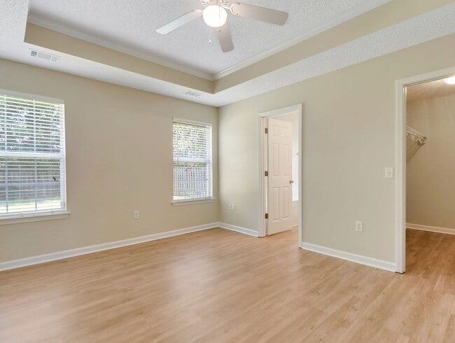 Building Photo - 3 Bed/2 Bath Home in Main Street!