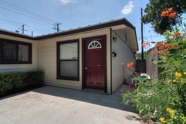 Building Photo - 1615 Westmoor Dr