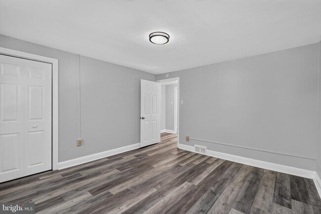 Building Photo - 331 W 21st St