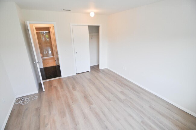 Building Photo - 806 Bluffs Dr N