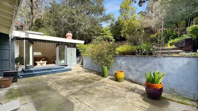 Building Photo - Light-Filled Home with Beautiful Garden & 2-Car Garage