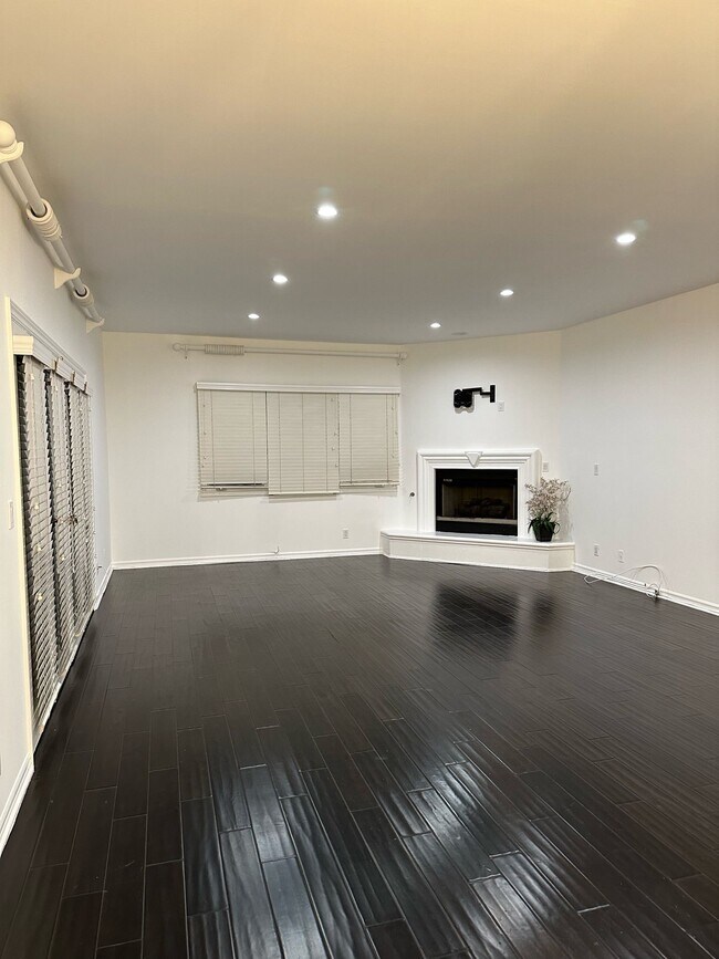 Building Photo - 435 Arnaz Dr