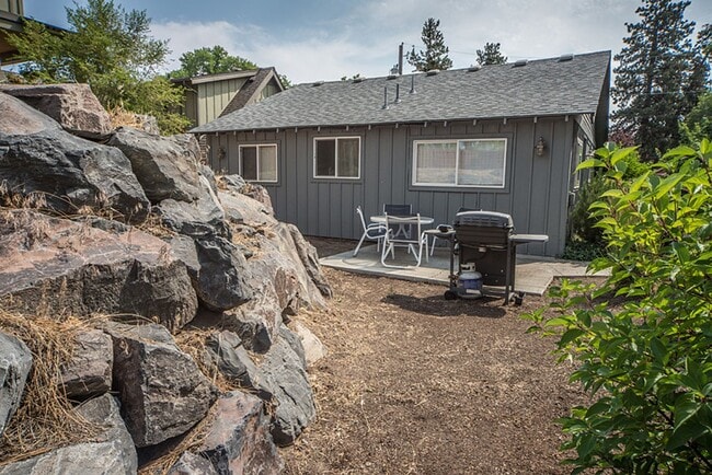 Building Photo - 139 SE Heyburn St