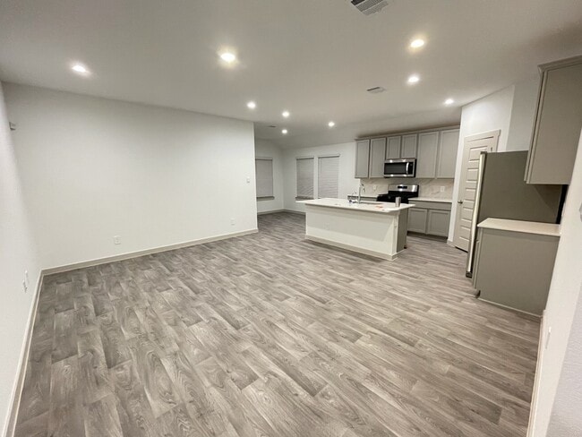 Building Photo - 618 Hidden Brk Dr