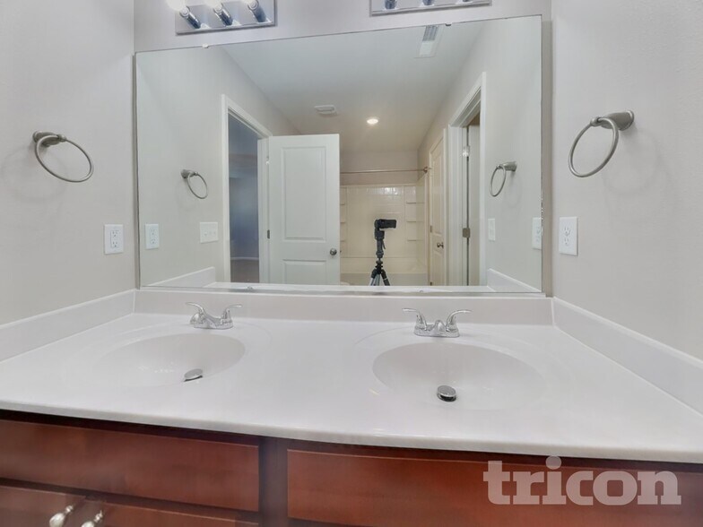 Building Photo - 3079 Stauton Dr