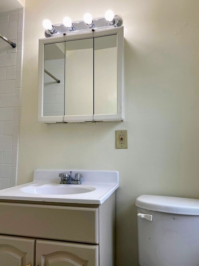 Building Photo - 5603 Fair Oaks St