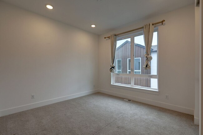 Building Photo - Live Where Style Meets Convenience – 2BR Townhome + Garage
