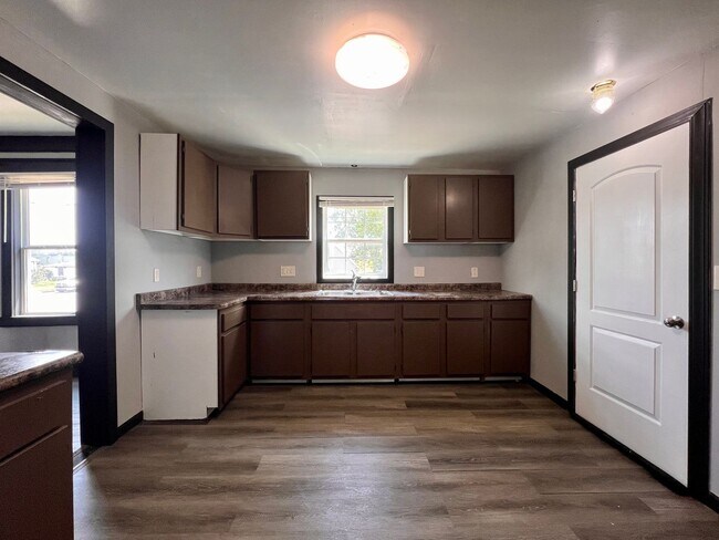Building Photo - 2 Bedroom House