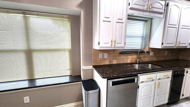 Building Photo - Remodeled with Luxurious Finishes!