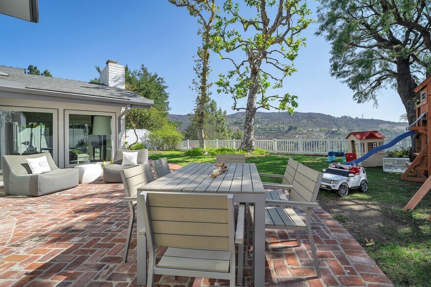 Building Photo - 2324 Banyan Dr