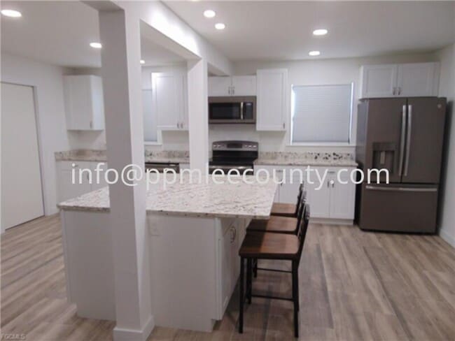 Building Photo - Fantastic totally remodelled 1st floor 2 bedroom 2 bath condo in the SW Cape