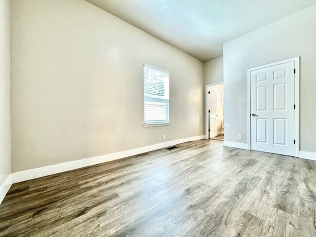 Building Photo - New Rate! Available June 2026! Plus 1/2 off 1 full month of rent! Newly updated, spacious 5 bedro...