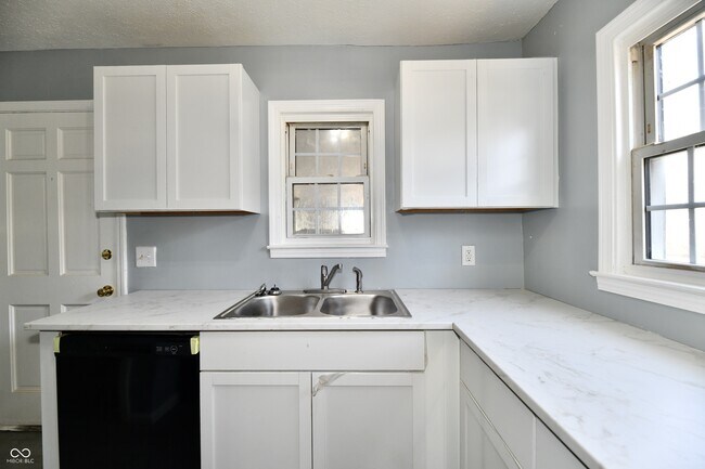 Building Photo - 3910 E 34th St