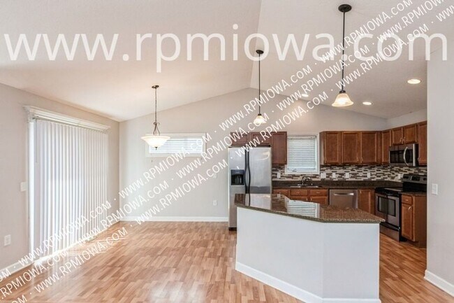 Building Photo - 5016 NE Innsbruck Dr