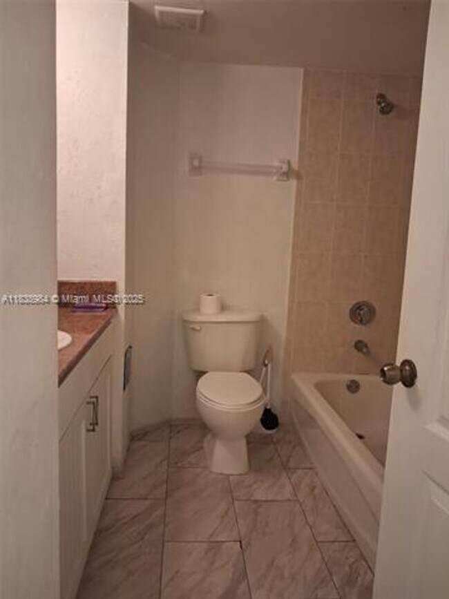 Building Photo - 9340 Fontainebleau Blvd